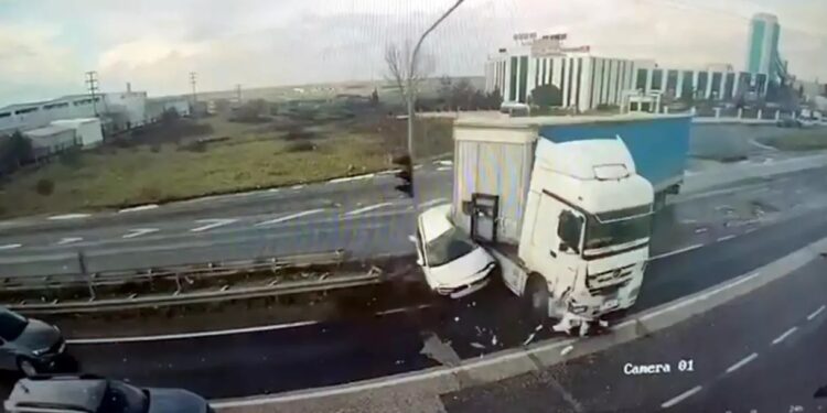 İşıqfora məhəl qoymayan TIR-a minik avtomobili çırpıldı