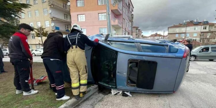 İki avtomobil toqquşdu: Avtomobillərdən biri aşdı