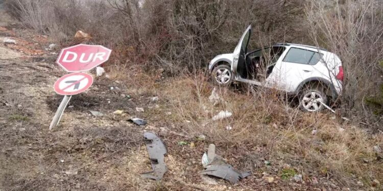 Avtomobil ağaclara çırpıldı: 3 yaralı
