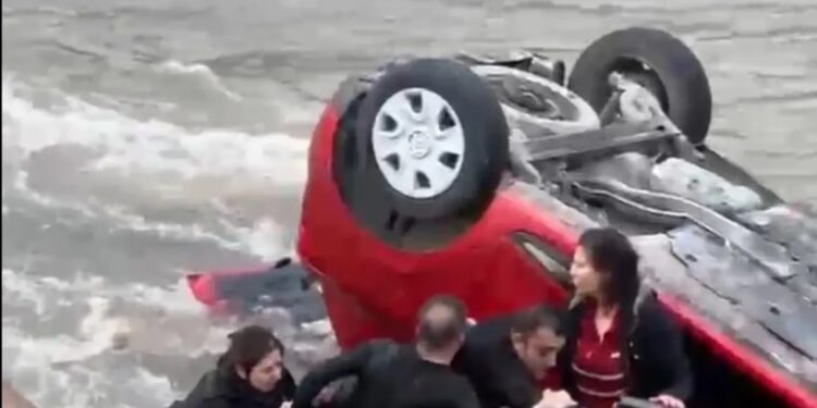 İki avtomobil toqquşdu: Avtomobillərdən biri çaya aşdı