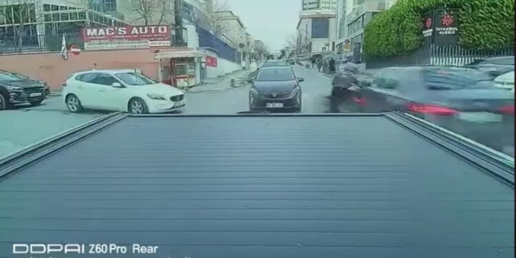Minik avtomobili və motosiklet toqquşdu