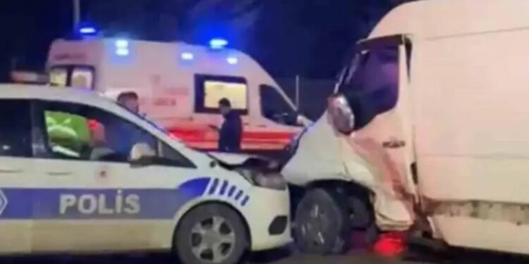 Minik avtomobili və polis maşını toqquşdu: 3 yaralı