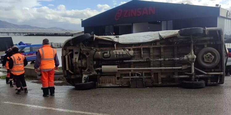 Minik avtomobili və mikroavtobus toqquşdu: 2 yaralı