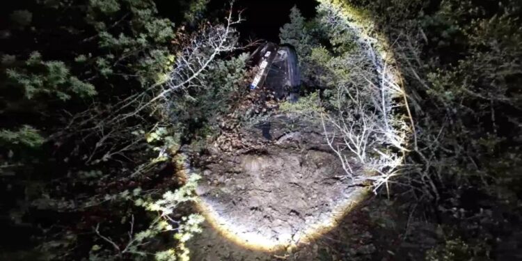 Avtomobil uçurumdan aşdı: 1 ölü, 2 yaralı