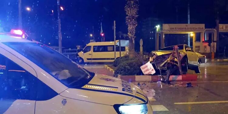 Mikroavtobus və minik avtomobili toqquşdu: 4 yaralı