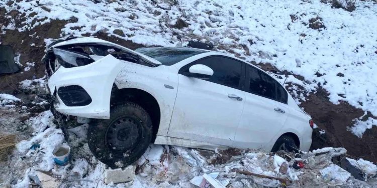 Avtomobil yol kənarına aşdı: 2 yaralı