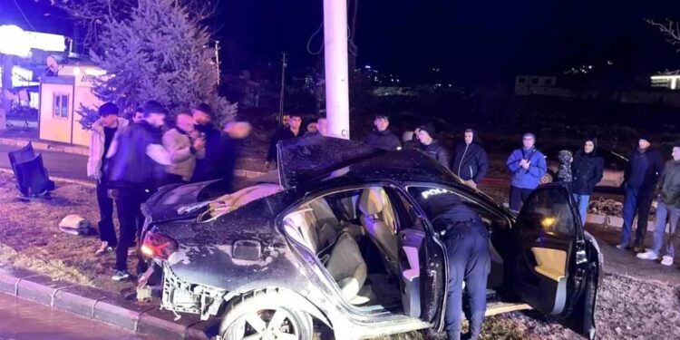Avtomobil dirəyə çırpıldı: 1 yaralı