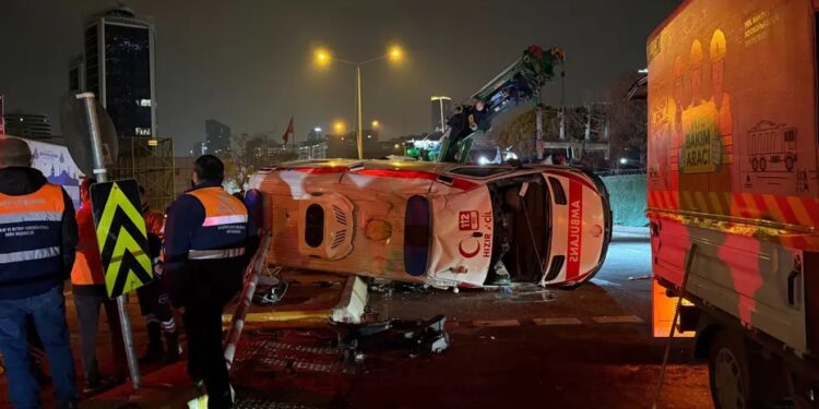 Təcili yardım avtomobili aşdı: 3 yaralı