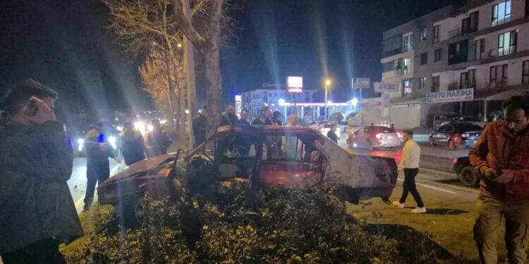 Avtomobil səkidəki ağaca çırpıldı: Sürücü yaralandı