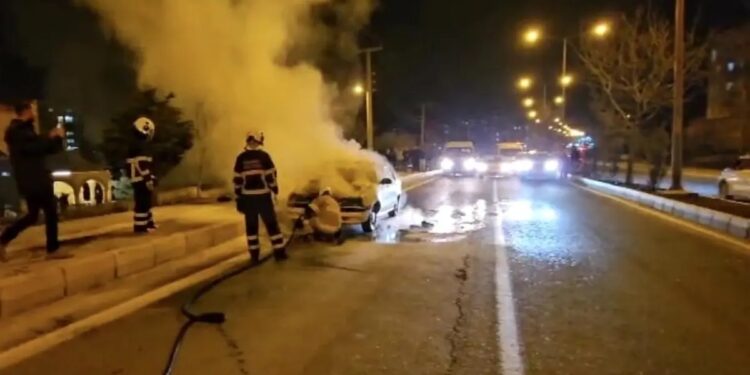 Hərəkətdə olan avtomobil yandı