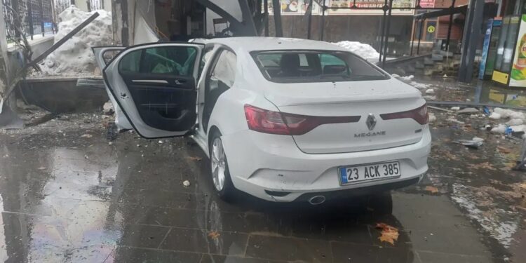 Avtomobil restorana çırpıldı: 5 yaralı