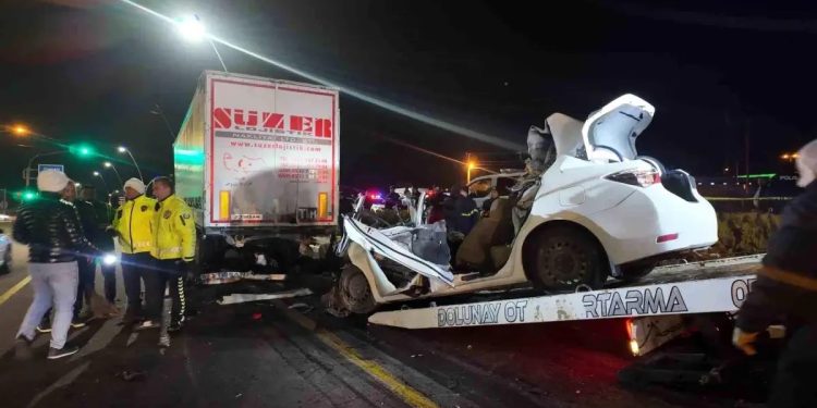 Avtomobil TIR-a çırpıldı: Sürücü öldü