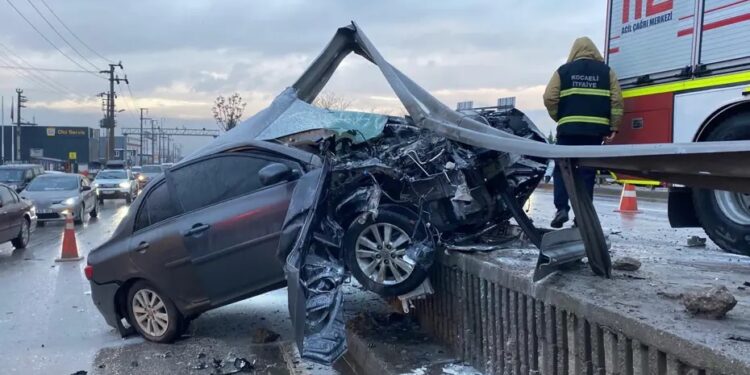 Avtomobil baryerlərə çırpıldı: Sürücü yaralandı