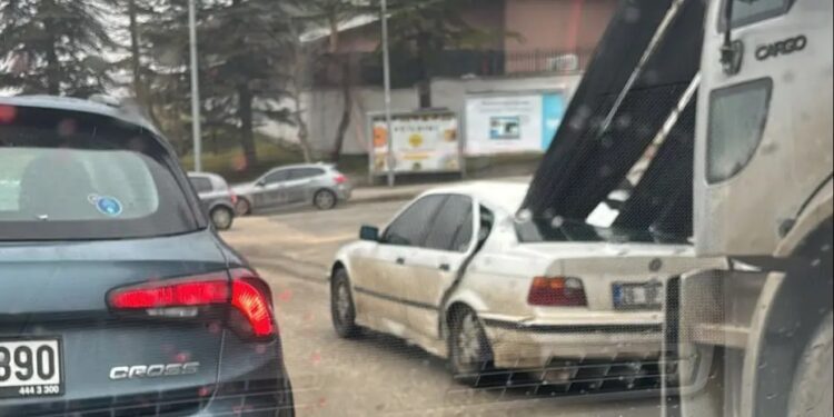 Yük maşınındakı dəmirlər minik avtomobilinin üzərinə düşdü