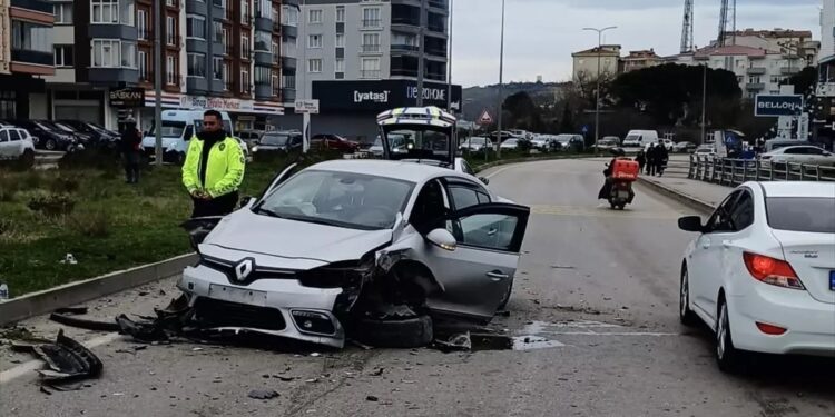 İki avtomobil toqquşdu: 3 yaralı