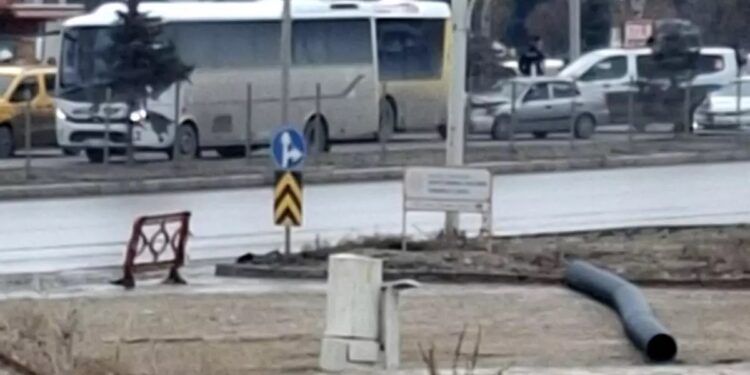 Minik avtomobili və avtobus toqquşdu: 2 yaralı