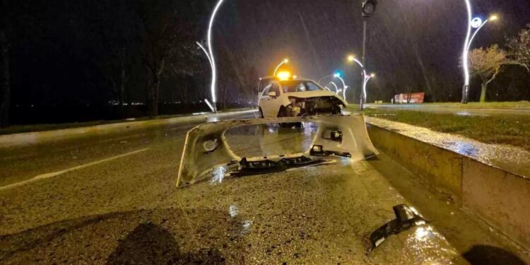 Avtomobil işıq dirəyinə çırpıldı