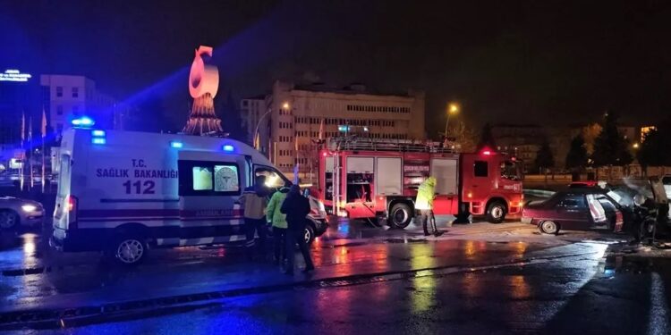 Avtomobil divara çırpıldı: 2 yaralı
