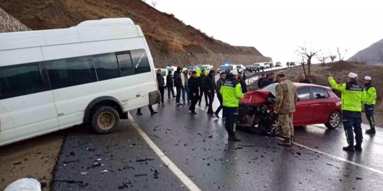 Şagirdləri daşıyan mikroavtobus və minik avtomobili toqquşdu: 12 yaralı