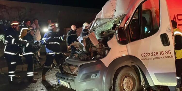 Mikroavtobus parklanmış vəziyyətdə olan TIR-a çırpıldı: 2 yaralı