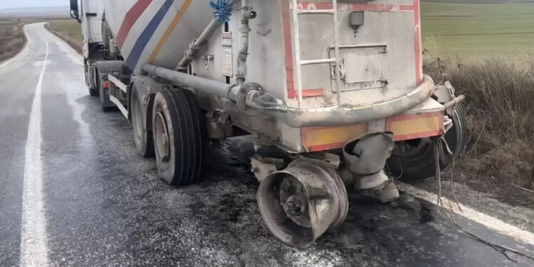 Minik avtomobili və TIR-a çırpıldı: 4 yaralı