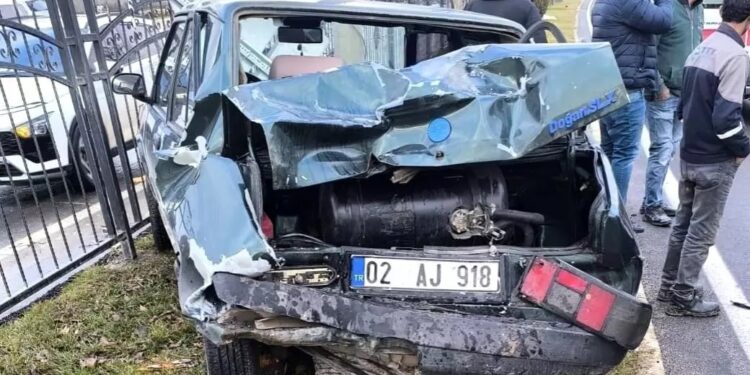 Piyada yol vermək istəyən avtomobil başqa avtomobillə toqquşdu: 2 yaralı
