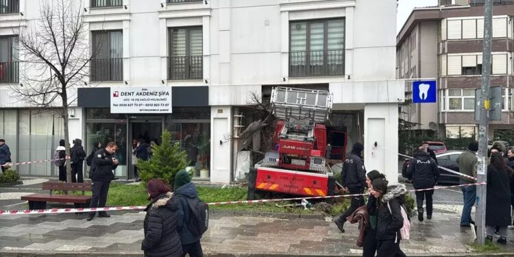 Yük maşını stomotologiya binasına çırpıldı