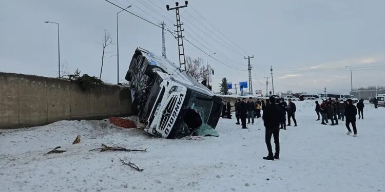 Avtobus aşdı: 16 yaralı