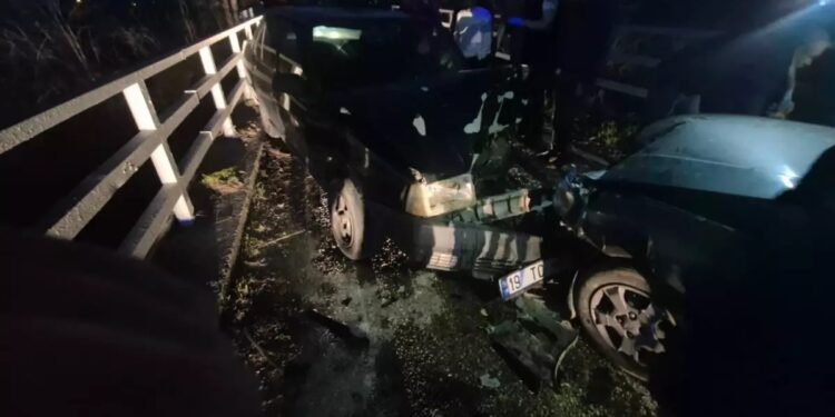 İki avtomobil toqquşdu: 3 yaralı