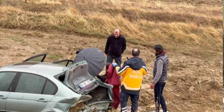 Avtomobil yol kənarına aşdı: 3 yaralı