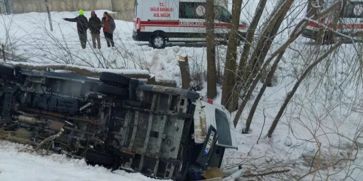 İşçiləri daşıyan avtobus aşdı: 6 yaralı