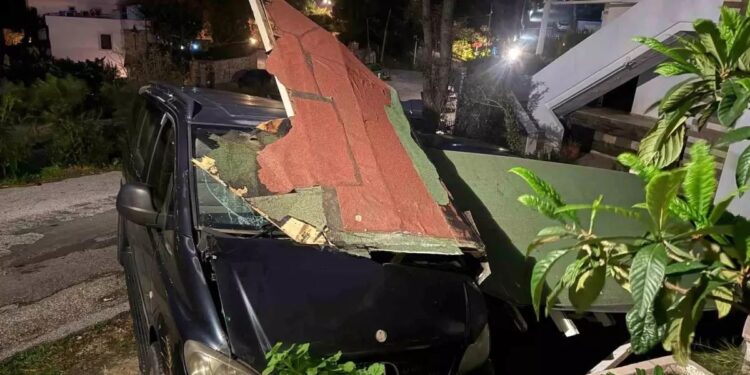 Tavan avtomobilin üzərində aşdı