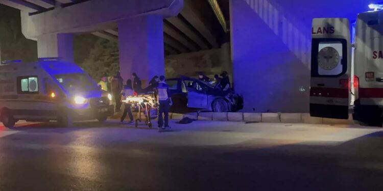 Avtomobil yerüstü keçidə çırpıldı: 2 yaralı