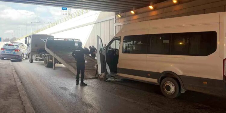 Minik avtomobili və mikroavtobus toqquşdu: 5 yaralı