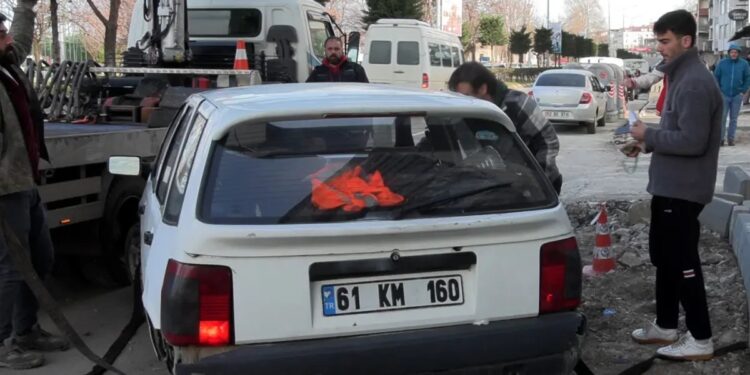 Avtomobil səkiyə çırpılaraq aşdı