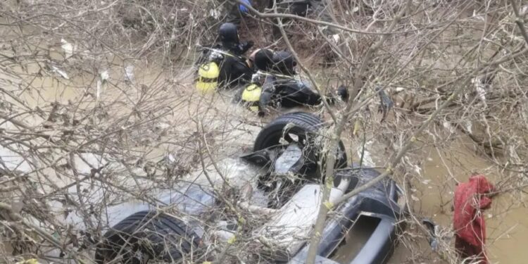 Avtomobil çaya aşdı: 2 bacı öldü