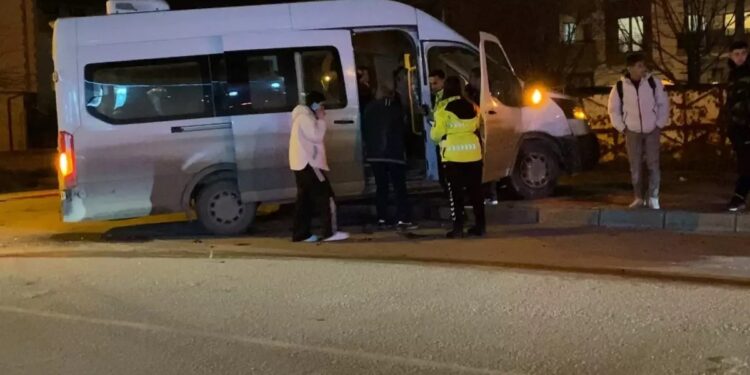 Minik avtomobili və mikroavtobus toqquşdu: 9 yaralı