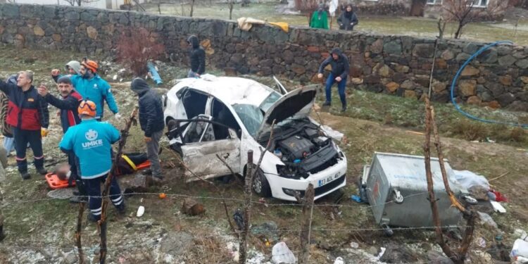 Avtomobil yol kənarına aşdı: 7 yaralı