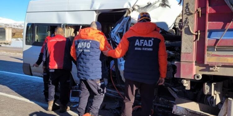 Şagirdləri daşıyan mikroavtobus TIR-la toqquşdu: 1 ölü, 7 yaralı
