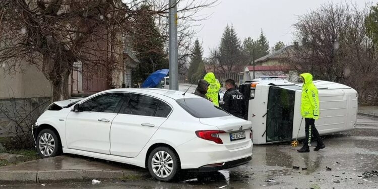 Minik avtomobili və mikroavtobus toqquşdu: Mikroavtobus aşdı