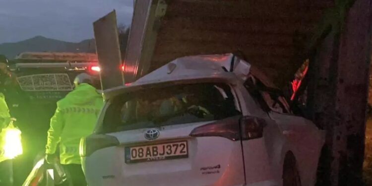 Avtomobil yürüstü keçidin pilləkanına çırpıldı: Sürücü öldü, atası yaralandı