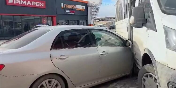 Minik avtomobili və yük maşını toqquşdu: 1 yaralı