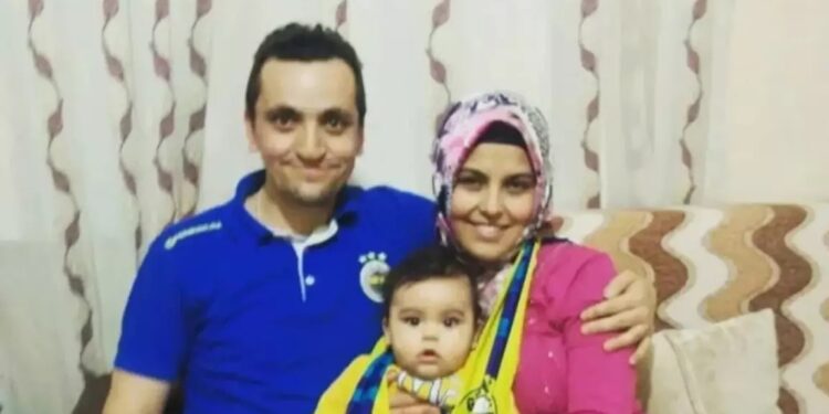 Avtomobil baryerlərə çırpıldı: Ana və ata öldü, 2 yaşlı qızları yaralandı