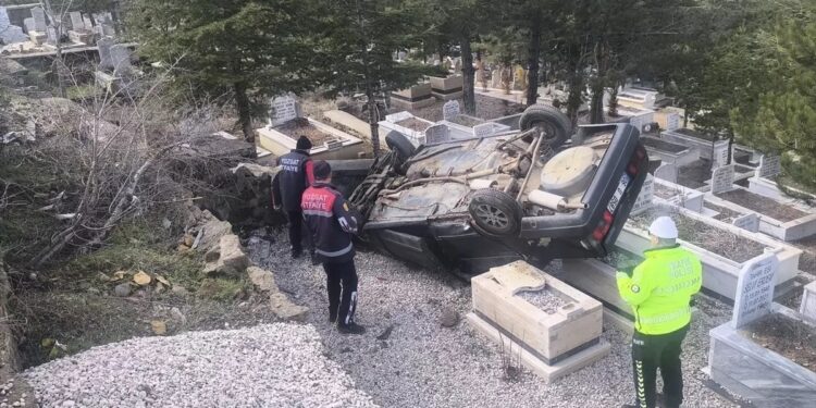 Avtomobil qəbirstanlıq aşdı: 2 yaralı
