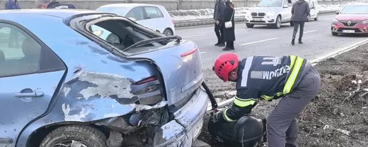 Avtomobil dirəyə çırpıldı: 1 yaralı