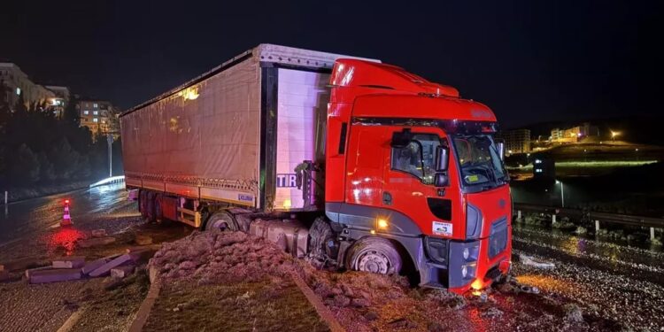 Avtomobil səkiyə çıxdı: 2 avtomobil ziyan gördü