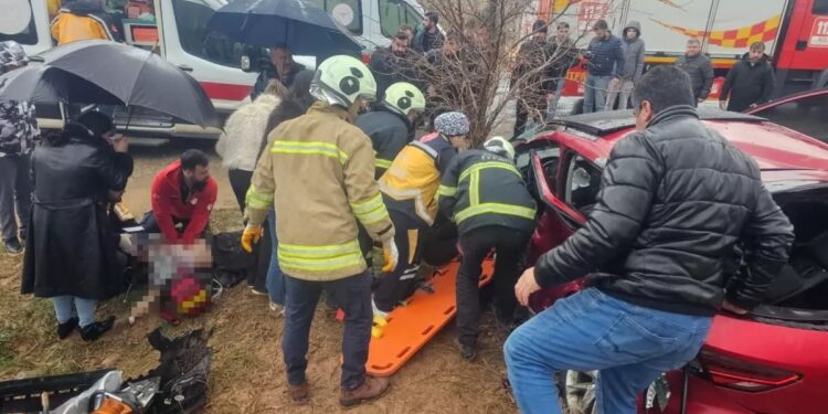 Minik avtomobili və TIR toqquşdu: 1 ölü, 4 yaralı