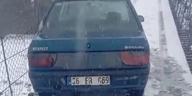 Avtomobil asma körpüdə aslı vəziyyətdə qaldı