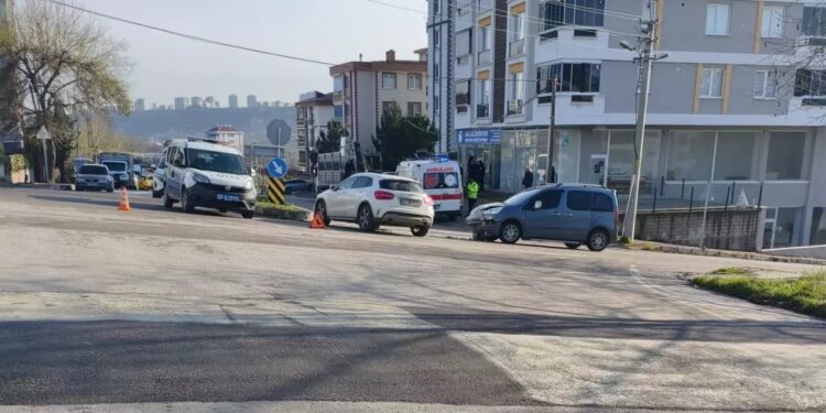 İki avtomobil toqquşdu: 3 yaralı
