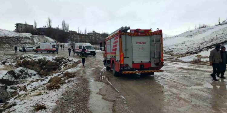 Avtomobil çaya aşdı: 3 yaralı
